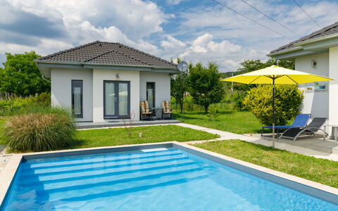 Geminis: Nuage, Plante, Ciel, Propriété, L'Eau, Bâtiment, Bleu Azur, Piscine, Ombre, Architecture