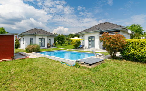 Geminis: Nuage, Ciel, Plante, L'Eau, Piscine, Bleu Azur, Bâtiment, Maison, Lot Terre, Herbe