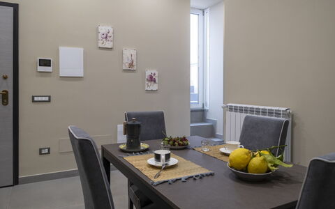 Daydreaming: Plante, L'Eau, Propriété, Meubles, Bâtiment, Table, Fenêtre, Bleu Azur, Chaise, Design Intérieur