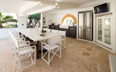Villa Girgenti: Table, Meubles, Propriété, Cabinetry, Chaise, Comptoir, Bois, Design Intérieur, Sol, Sol