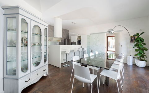 Villa Girgenti: Table, Meubles, Propriété, Cabinetry, Cadre, Plante D'Appartement, Étagère, Chaise, Bâtiment, Pot De Fleur