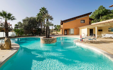 Villa Girgenti: L'Eau, Ciel, Propriété, Bâtiment, Plante, Piscine, Bleu Azur, Arbre, Fenêtre, Plan D'Eau