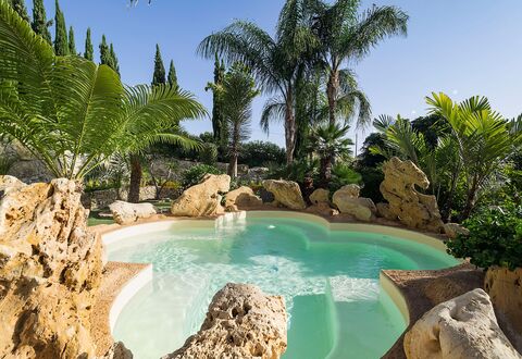 Villa Girgenti: L'Eau, Ciel, Plante, Paysage Naturel, La Nature, Bleu Azur, Piscine, Arbre, Végétation, Plan D'Eau