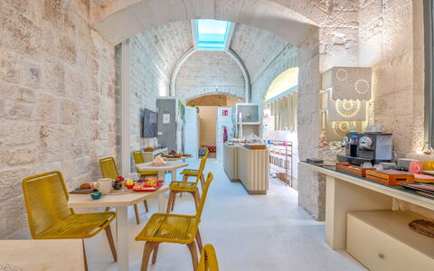 Vico Bianco Raro Rooms: Table, Meubles, Bâtiment, Chaise, Bois, Sol, Sol, Maison, Immobilier, Cuisine