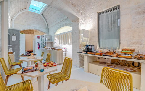 Vico Bianco Raro Rooms: Meubles, Propriété, Table, Chaise, Bâtiment, Design Intérieur, Architecture, Salon, Maison, Canapé