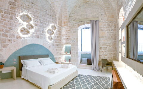 Vico Bianco Raro Rooms: Propriété, Meubles, Cadre, Fenêtre, Bleu Azur, Confort, Bâtiment, Design Intérieur, Bois