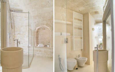 Room Romantic Grotta D'Agnano 8: Luminaire Plomberie, Propriété, Toilette, Robinet, Salle De Bains, Siège De Toilette, Design Intérieur, Architecture, Douche, Sol