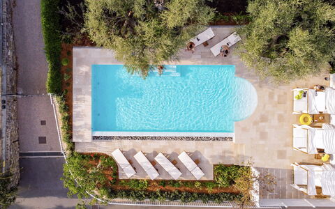 Villa La Rodina - Diano Marina: Plante, Bâtiment, L'Eau, Bleu Azur, Rectangle, Design Urbain, Condominium, Quartier, Ombre, Arbre