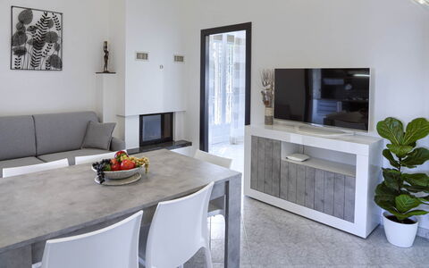 Villa La Rodina - Diano Marina: Propriété, Meubles, Plante, Canapé, Table, Cadre, Plante D'Appartement, Design Intérieur, Sol, Salon