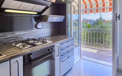 Villa La Rodina - Diano Marina: Cabinetry, Gaz Poele, Comptoir, Appareil De Cuisine, Cooktop, Cuisinière, Evier, Bois, Bâtiment, Cuisine