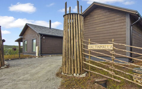 Haltinmalla: Ciel, Bois, Maison, Domicile, Chalet, Siding, Toit, Lot Terre, Zone Rurale, Établissements Humains