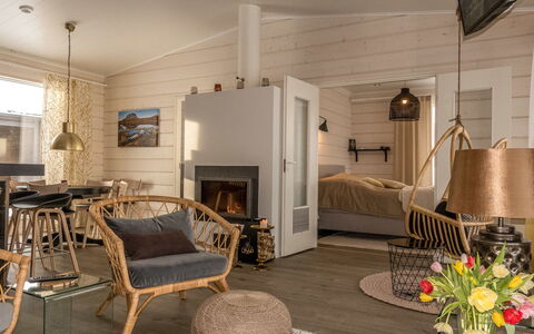 Haltinmalla: Meubles, Design Intérieur, Bois, Sol, Plafond, Sol, Pièce, Chaise, Éclairage, Salon