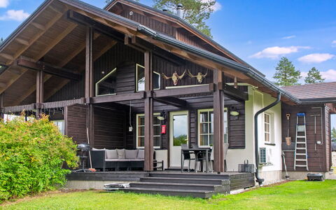 Tahkon Klubitie 4 a: Bâtiment, Bois, Toit, Maison, Domicile, Porche, Chalet, Siding, Architecture, Porte