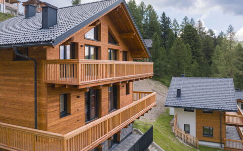Turracher Höhe 150: Bâtiment, Nuage, Fenêtre, Propriété, Ciel, Arbre, Bois, Maison, Plante, Siding
