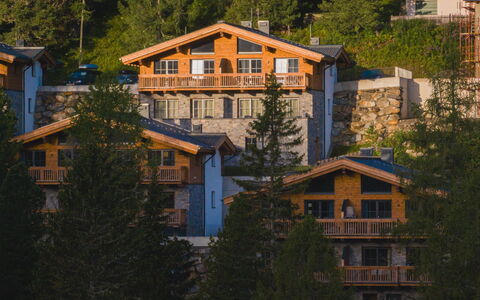 Turracher Höhe 150: Fenêtre, Bâtiment, Arbre, Plante, Maison, Lumière Du Soleil, Mélèze, Crépuscule, Toit, Bois
