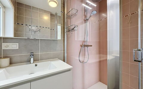 Westhinder with Balcony: Salle De Bains, Luminaire Plomberie, Design Intérieur, Sol, Sol, Robinet, Évier, Plomberie, Lavabo, Douche