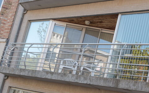 Westhinder with Balcony: Jour, Propriété, Fenêtre, Bâtiment, Bois, Architecture, Ligne, Matériel De La Propriété