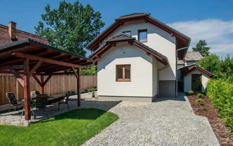 Dehtáře: Plante, Bâtiment, Fenêtre, Fleur, Arbre, Nuage, Bois, Lot Terre, Maison, Pente
