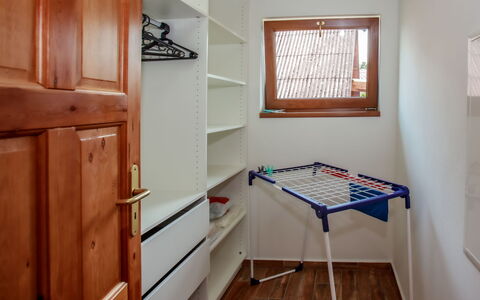 Dehtáře: Propriété, Cabinetry, Fenêtre, Bois, Cadre, Design Intérieur, Architecture, Bâtiment, Sol