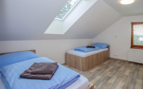 Dehtáře: Meubles, Bâtiment, Confort, Bleu Azur, Textile, Bois, Lit, Maison, Design Intérieur, Cadre De Lit