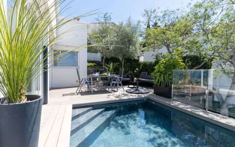 Pitágoras: L'Eau, Plante, Propriété, Piscine, Chaise, Bleu Azur, Ciel, Mobilier De Jardin, Ombre, Pot De Fleur