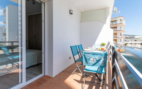 Vedos: Meubles, Table, Bâtiment, Bleu Azur, Bois, Design Intérieur, Fenêtre, Chaise, Ombre, Sol