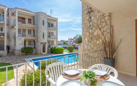 Flamicell: Plante, Bâtiment, Ciel, Fenêtre, Propriété, Nuage, Bleu Azur, Table, Vaisselle, Architecture