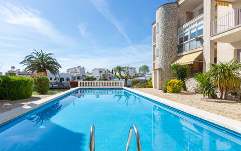 Flamicell: L'Eau, Plante, Ciel, Nuage, Propriété, Piscine, Bleu Azur, Bâtiment, Fenêtre, Arbre