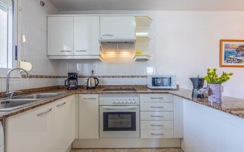 Living Park: Cabinetry, Comptoir, Évier, Propriété, Evier, Robinet, Cuisine, Cuisinière, Plante D'Appartement, Luminaire Plomberie
