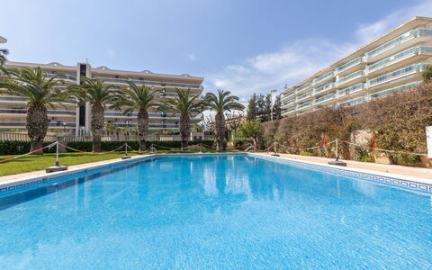 Living Park: L'Eau, Plante, Ciel, Propriété, Bâtiment, Piscine, Nuage, Bleu Azur, Arbre