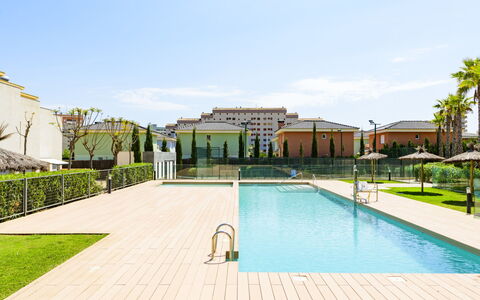 Residencial Oropesa - la Concha: L'Eau, Ciel, Plante, Nuage, Propriété, Bâtiment, Piscine, Arbre, Herbe, Loisir