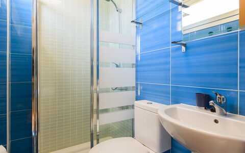 Residencial Oropesa - la Concha: Luminaire Plomberie, Évier, Propriété, Robinet, Bleu, Bâtiment, Salle De Bains, Violet, Lavabo, Design Intérieur