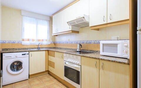 Entreplayas - Morro de Gos: Cabinetry, Comptoir, Cuisinière, Luminaire Plomberie, Robinet, Cuisine, Appareil De Cuisine, Le Fourneau, Bois, Éclairage