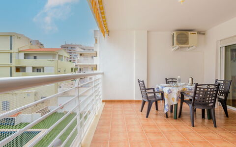 Entreplayas - Morro de Gos: Propriété, Meubles, Table, Bois, Bâtiment, Nuage, Design Intérieur, Chaise, Architecture, Salle