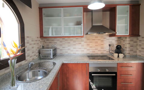 Flor de Ponoig: Comptoir, Evier, Cabinetry, Évier, Robinet, Propriété, Meubles, Luminaire Plomberie, Bois, Cuisine