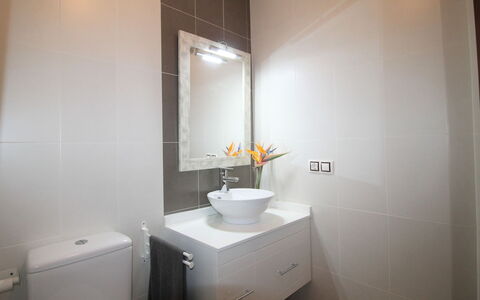Flor de Ponoig: Miroir, Robinet, Propriété, Évier, Bâtiment, Luminaire Plomberie, Salle De Bains, Lavabo, Design Intérieur, Bois