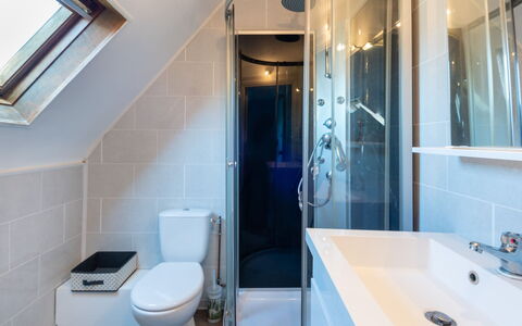 Villa la Fourmi: Miroir, Luminaire Plomberie, Robinet, Évier, Propriété, Photographier, Bâtiment, Lavabo, Bleu, Salle De Bains