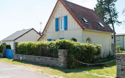 Villa la Fourmi: Plante, Ciel, Propriété, Fenêtre, Bâtiment, Lot Terre, Arbre, Maison, Chalet