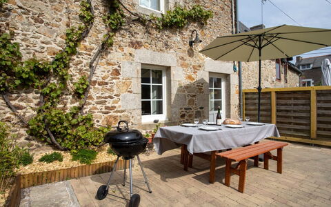 Ty Coz: Plante, Propriété, Fenêtre, Table, Bâtiment, Tableau De Plein Air, Sol, Mobilier De Jardin, Bois, Ombre