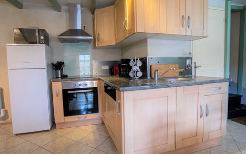 Ty Coz: Cabinetry, Comptoir, Bâtiment, Cuisinière, Appareil De Cuisine, Cuisine, Bois, Électroménager, Chaise, Le Fourneau