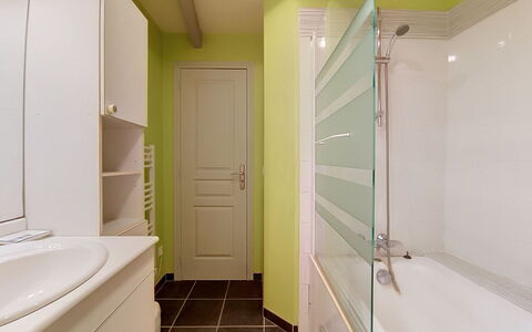 Ty Coz: Sol, Mur, Design Intérieur, Salle De Bains, Luminaire Plomberie, Sol, Lavabo, Plafond, Plomberie, Armoire De Toilette