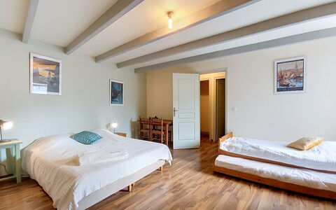 Ty Coz: Lit, Meubles, Design Intérieur, Sol, Sol, Chambre, Mur, Bois, Drap De Lit, Plafond