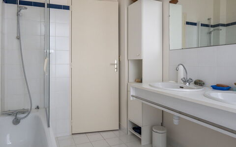 Le Panoramique: Miroir, Propriété, Luminaire Plomberie, Évier, Robinet, Salle De Bains, Lavabo, Design Intérieur, Bâtiment