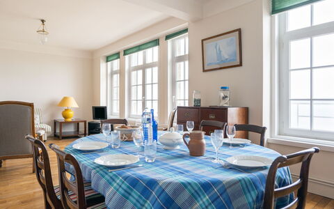 Le Panoramique: Table, Meubles, Fenêtre, Propriété, Chaise, Bleu Azur, Nappe De Table, Table Cuisine Et Salle A Manger, Textile, Bois