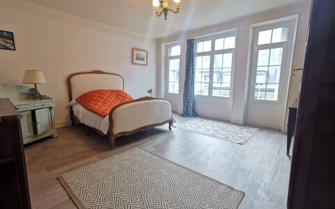 Le Panoramique: Propriété, Fenêtre, Bâtiment, Bois, Éclairage, Ombre, Design Intérieur, Confort, Sol