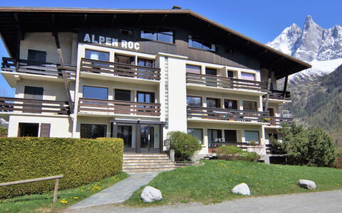 Alpen Roc: Ciel, Plante, Bâtiment, Propriété, Montagne, Fenêtre, Lot Terre, Arbre, Pente, Maison