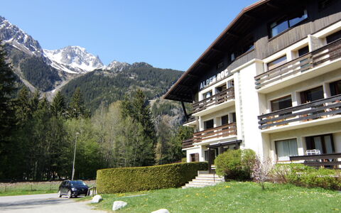 Alpen Roc: Plante, Ciel, Propriété, Bâtiment, Montagne, Blanc, Fenêtre, Loisir, Herbe, Paysage