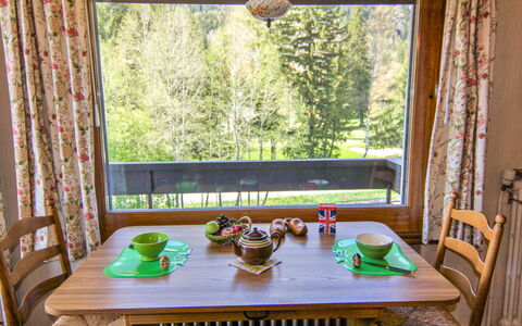 Alpen Roc: Table, Meubles, Bâtiment, Propriété, Plante, Fenêtre, Vaisselle, Vert, Bois, Arbre