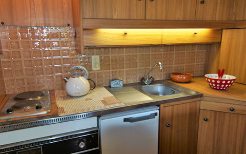 Alpen Roc: Cabinetry, Comptoir, Propriété, Evier, Appareil De Cuisine, Cuisine, Cuisinière, Bois, Électroménager, Éclairage