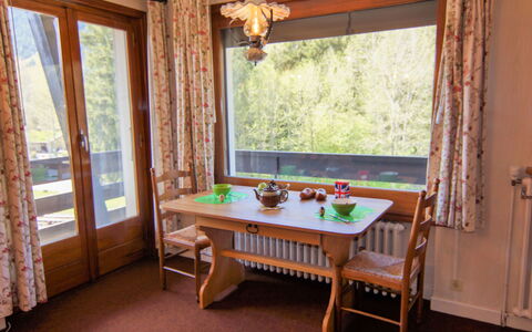 Alpen Roc: Table, Meubles, Propriété, Fenêtre, Plante, Bâtiment, Bois, Design Intérieur, Tache De Bois, Ombre